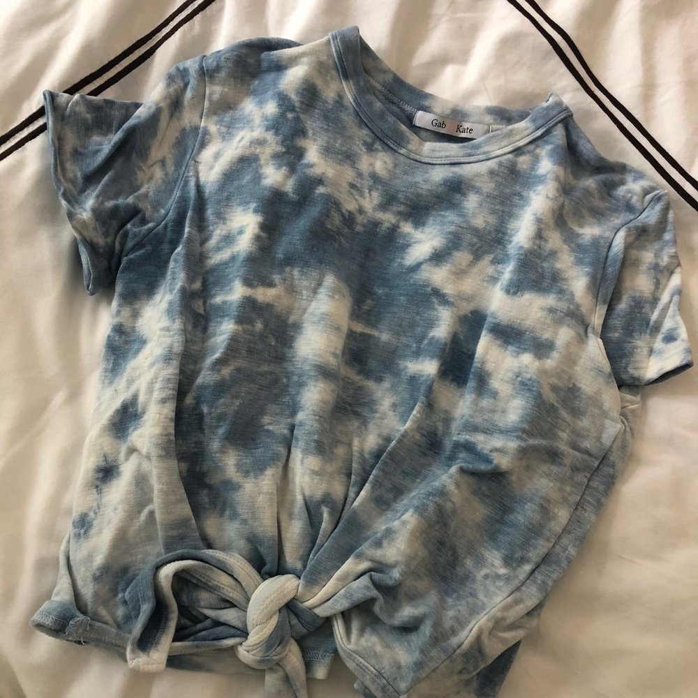 Blue and White Tie Dye T-Shirt with Front Knot Tie